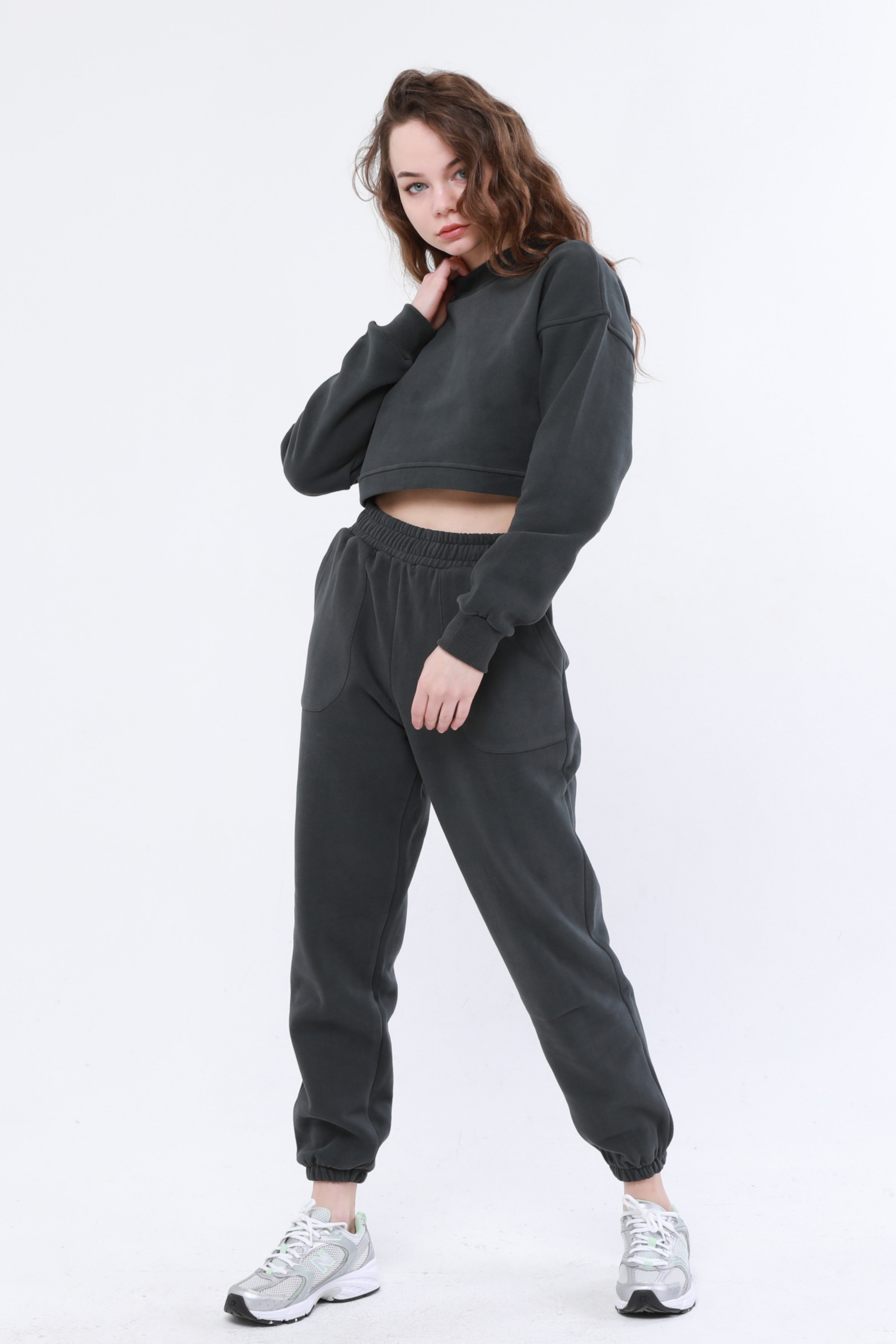 A wholesale clothing model wears Seal Pocket Sweatpants - Khaki, Turkish wholesale Sweatpants of Evable