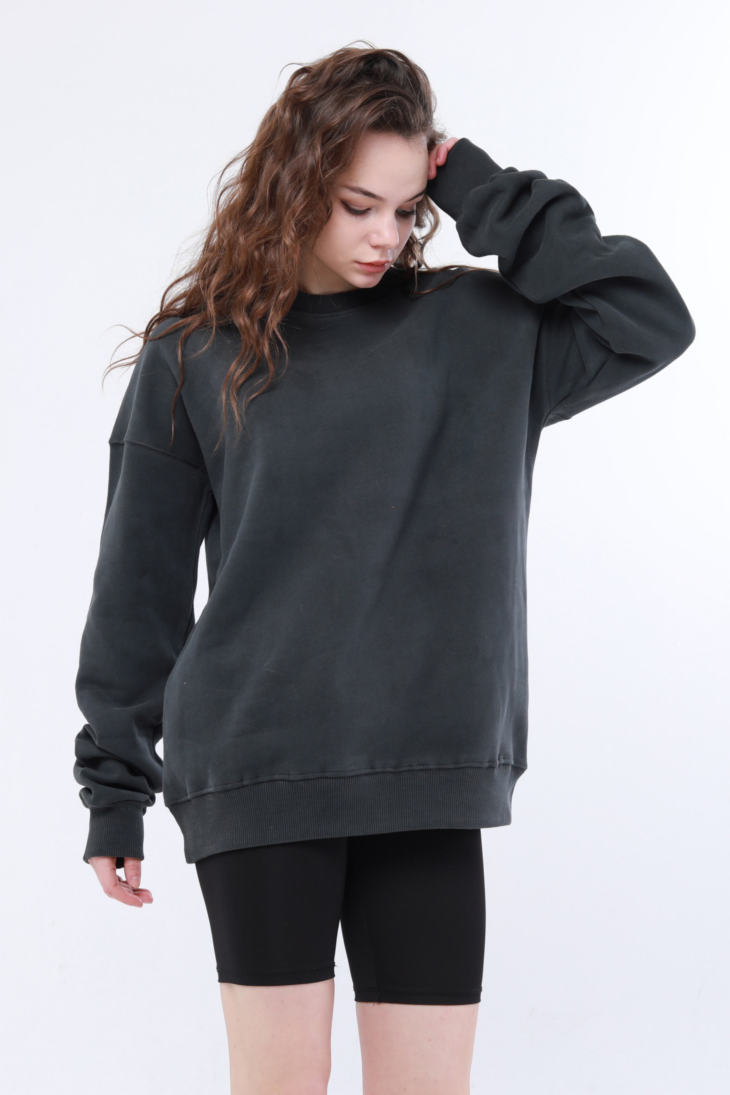 A wholesale clothing model wears Lol Crew Neck Oversize Women Sweatshirt - Khaki, Turkish wholesale Sweatshirt of Evable