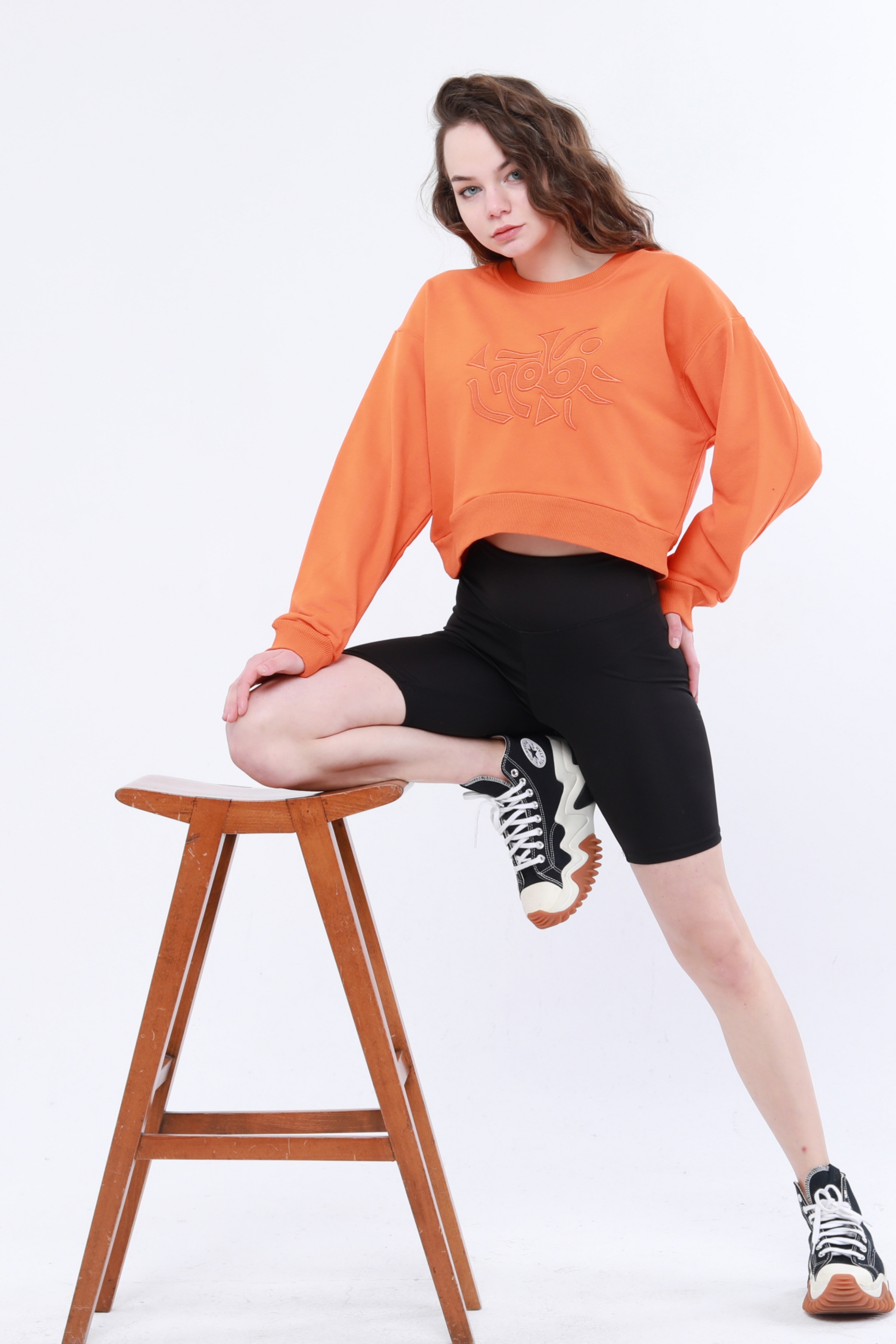 A model wears 44706 - Noh005 Woman Sweatshirt, wholesale Sweatshirt of Evable to display at Lonca