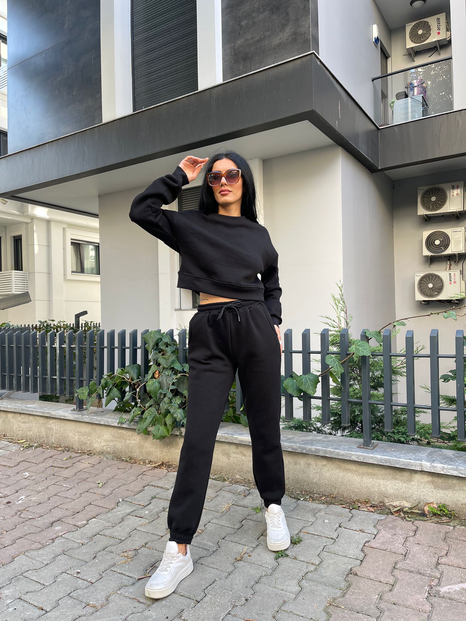 A wholesale clothing model wears 3 Thread Crew Neck Crop - Black, Turkish wholesale Suit of Ezgi Nisantasi