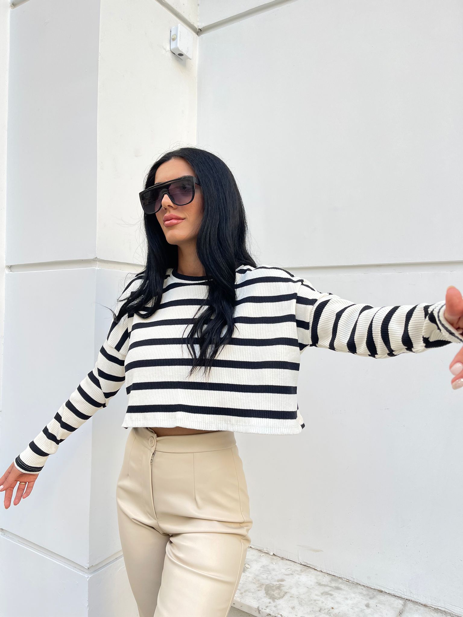 A wholesale clothing model wears Knitwear Striped Crop, Turkish wholesale Crop Top of Ezgi Nisantasi