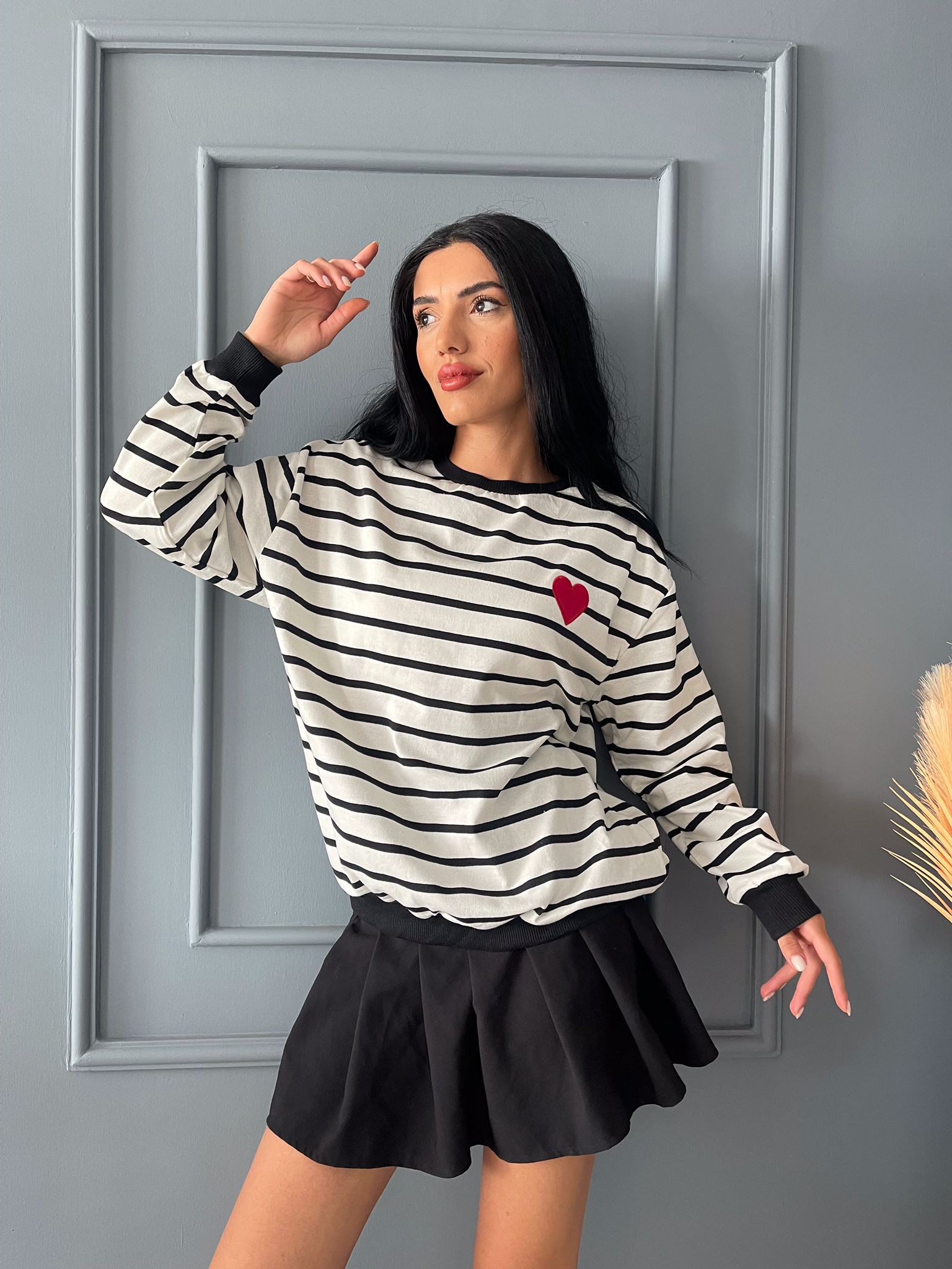 A wholesale clothing model wears Embroidered Striped Sweatshirt, Turkish wholesale Sweatshirt of Ezgi Nisantasi