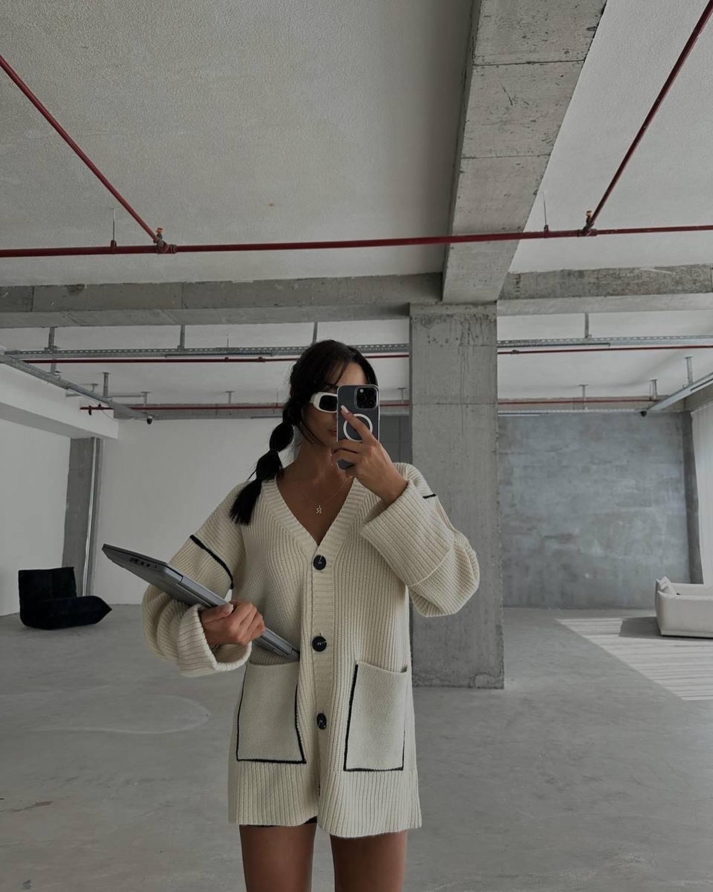 A wholesale clothing model wears Thessaloniki Cardigan- Cream, Turkish wholesale Cardigan of Ezgi Nisantasi