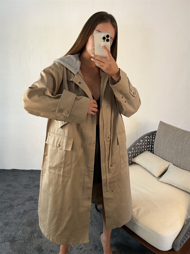 A wholesale clothing model wears Trenchcoat - Mink, Turkish wholesale Trenchcoat of Fame
