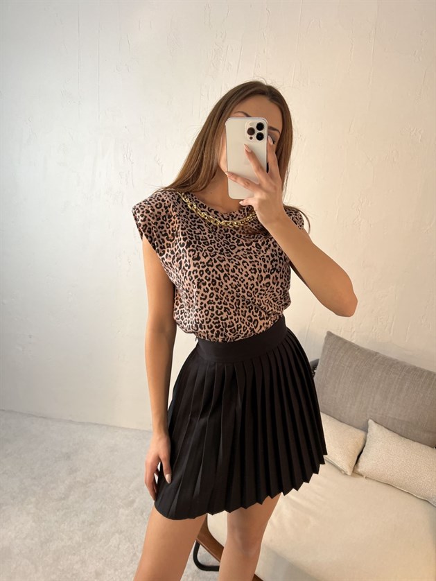 A wholesale clothing model wears T-Shirt - Leopard Pattern, Turkish wholesale Tshirt of Fame