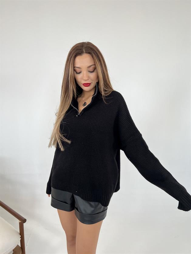 A wholesale clothing model wears FME12527 - Knitwear Zippered Sweater - Black, Turkish wholesale Sweater of Fame