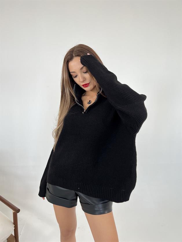 A wholesale clothing model wears FME12527 - Knitwear Zippered Sweater - Black, Turkish wholesale Sweater of Fame