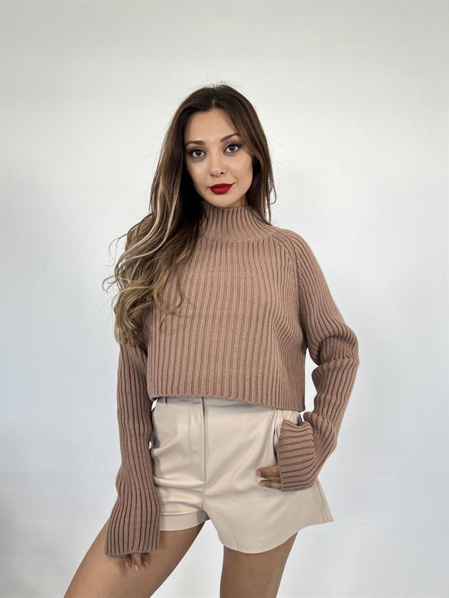 A wholesale clothing model wears Knitwear Loose Sweater - Mink, Turkish wholesale Sweater of Fame