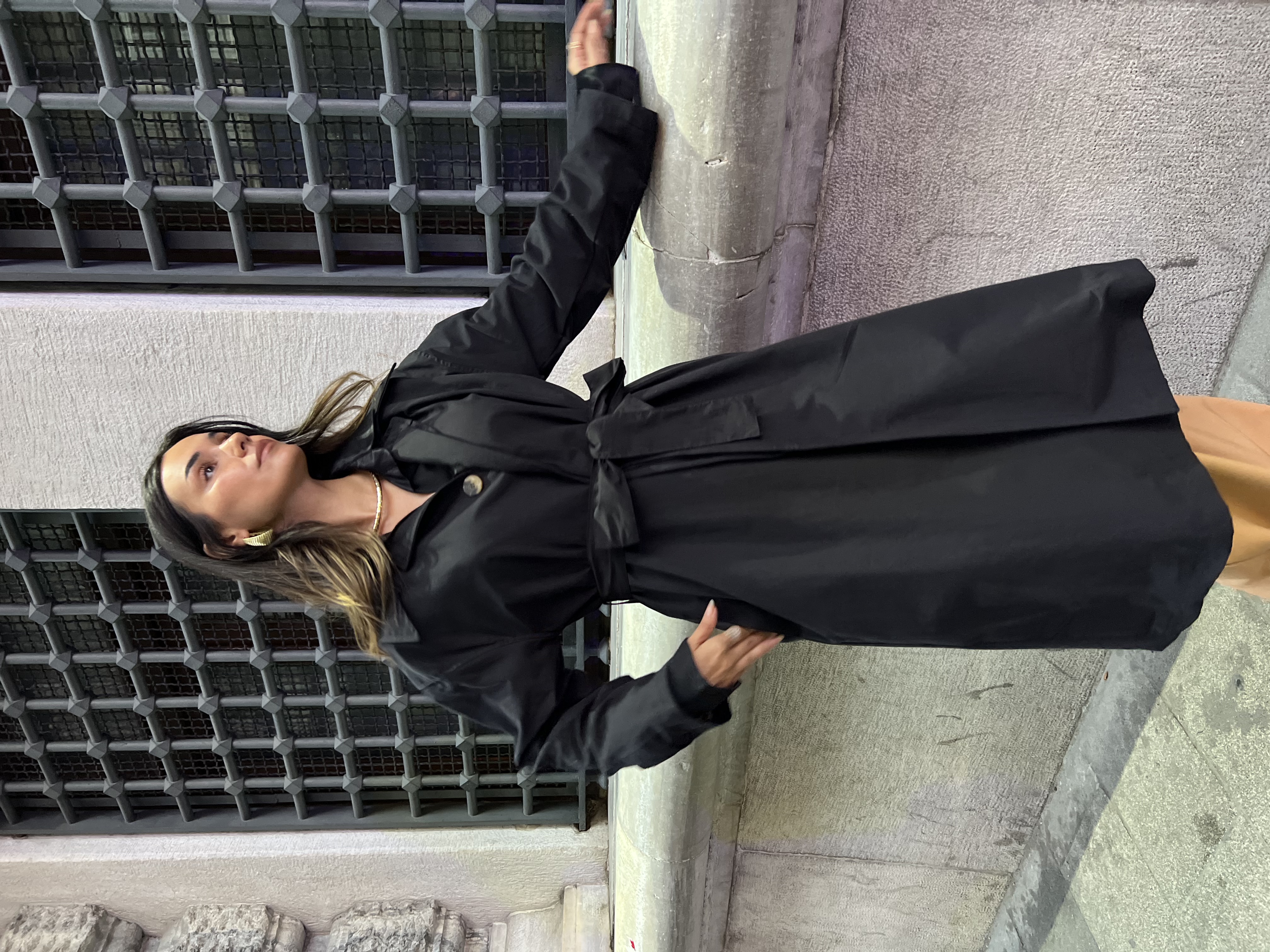 A wholesale clothing model wears Black Leopard Lined Trench Coat, Turkish wholesale Trenchcoat of First Angels