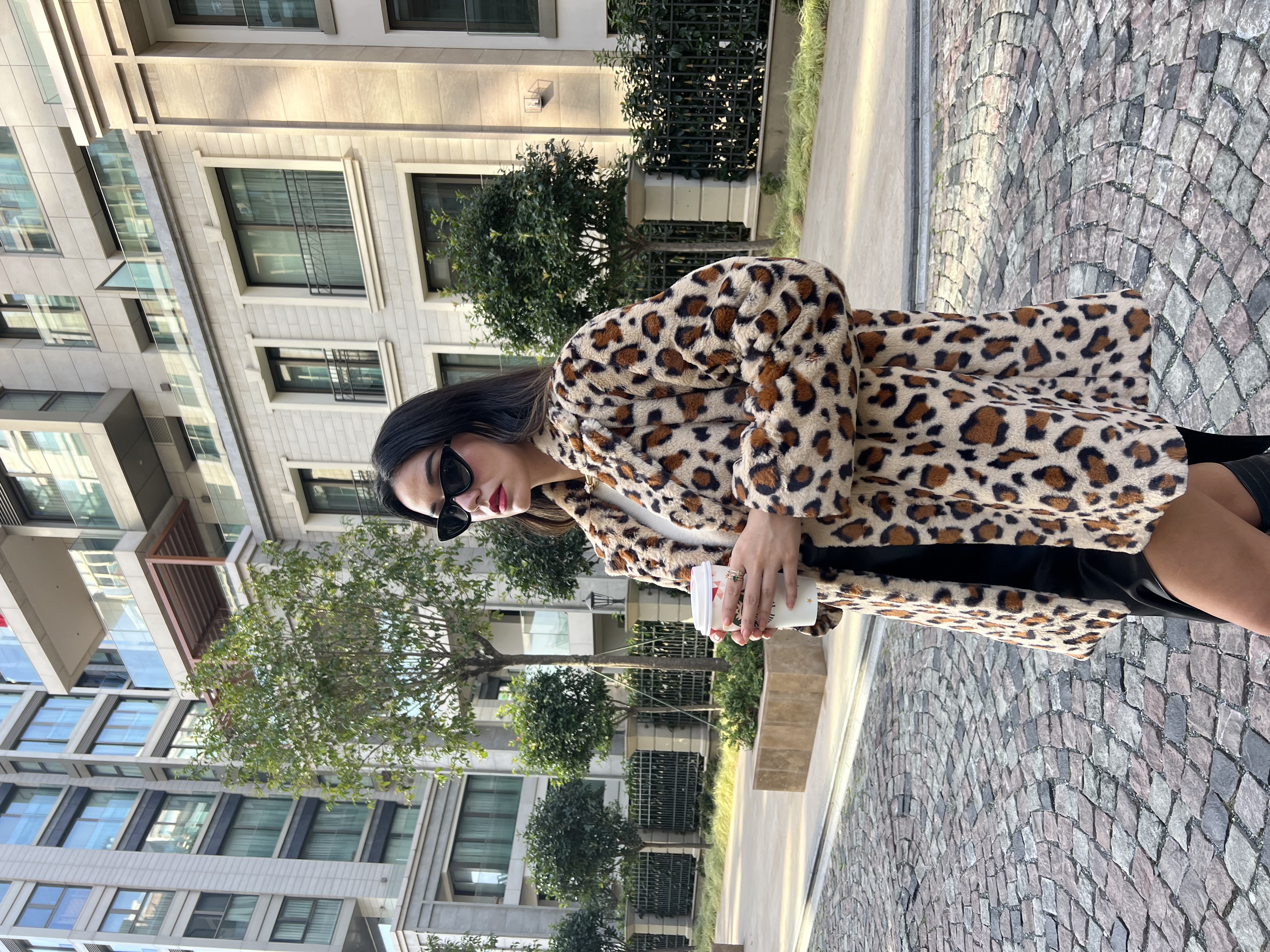 A wholesale clothing model wears Leopard Lined Oversize Fur Coat, Turkish wholesale Coat of First Angels