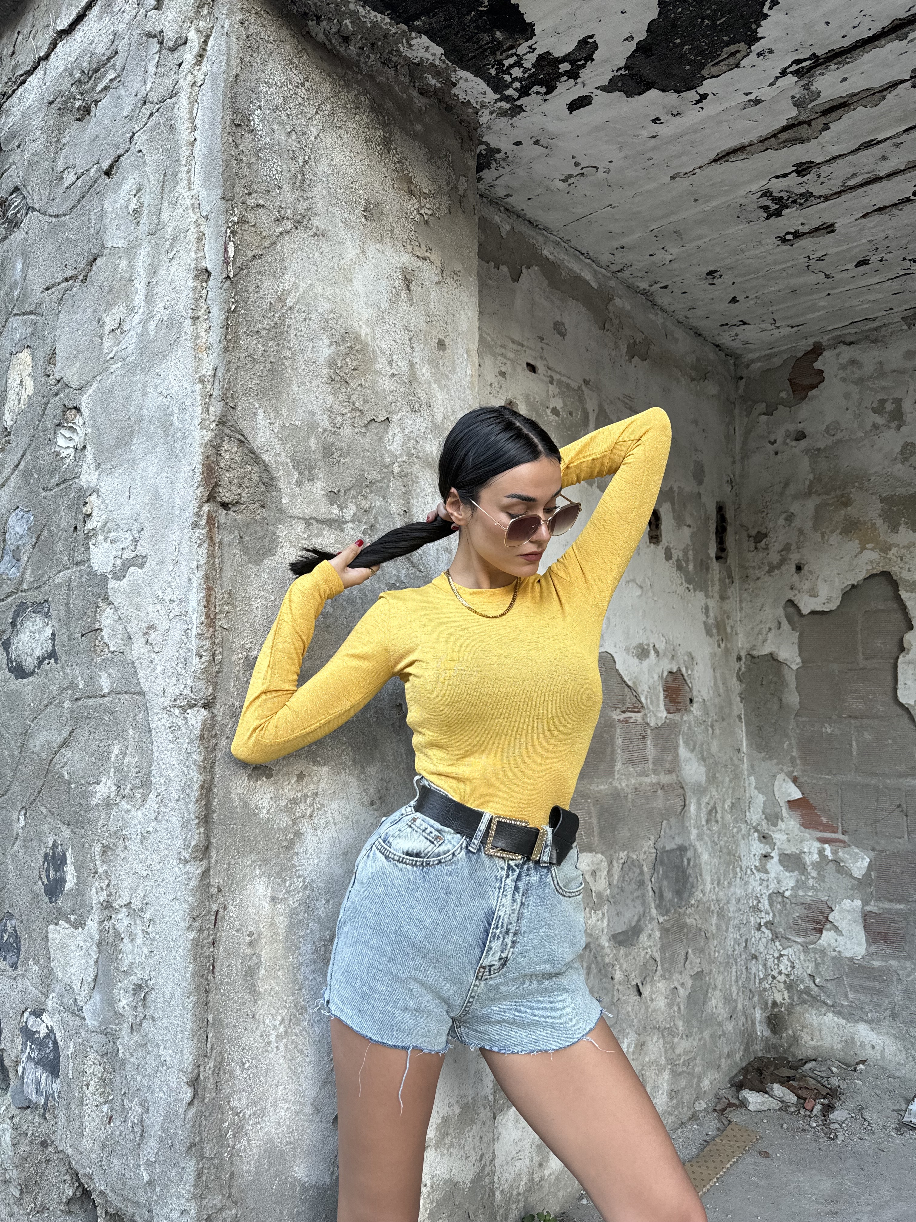 A wholesale clothing model wears Yellow Crew Neck Basic Long Sleeve Slimfit Glitter Bady, Turkish wholesale Blouse of First Angels
