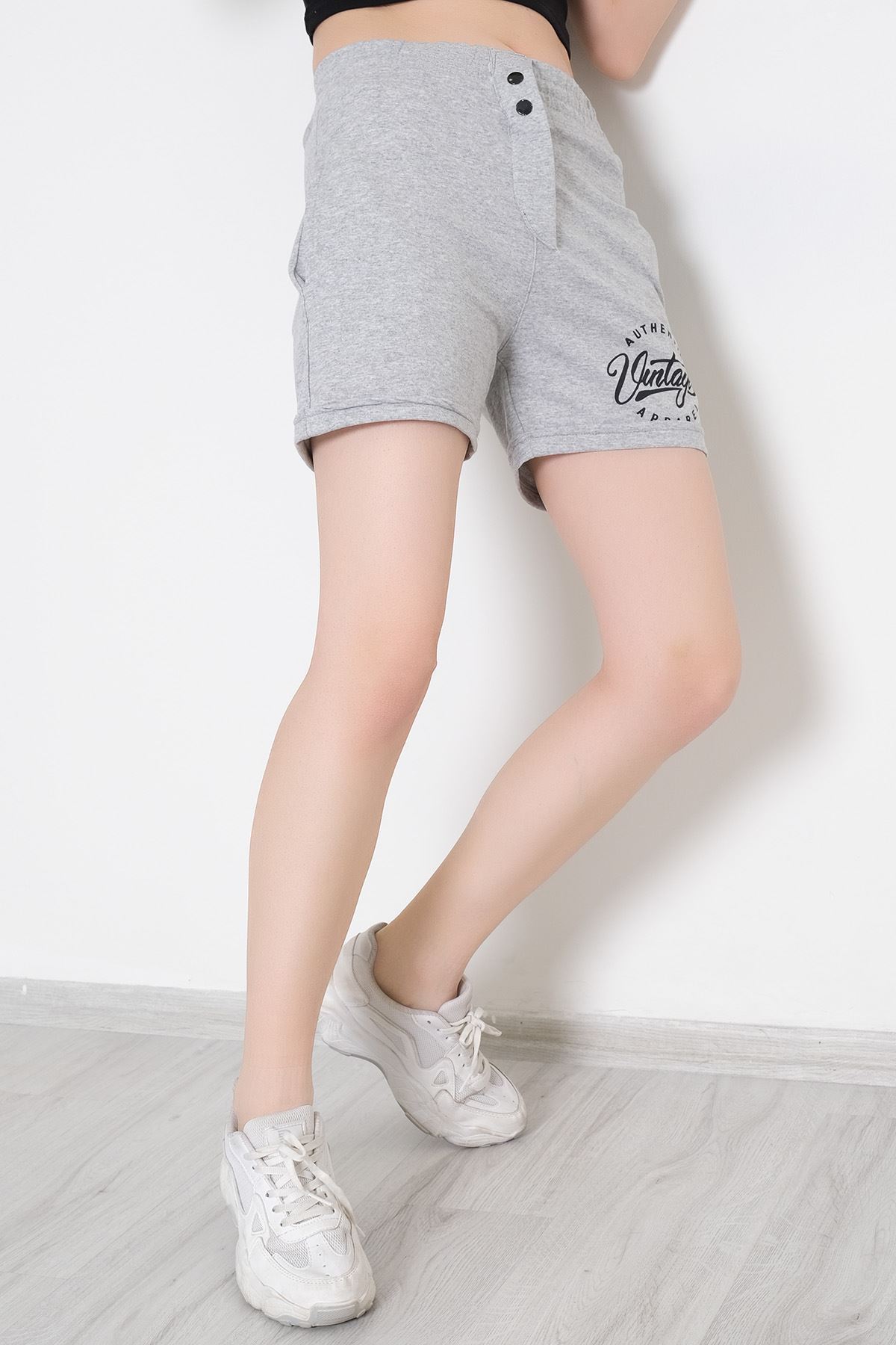 A model wears HAV11708 - Front Printed Snap Snap Shorts Gray - 330183.1608., wholesale Shorts of Helin Avşar to display at Lonca