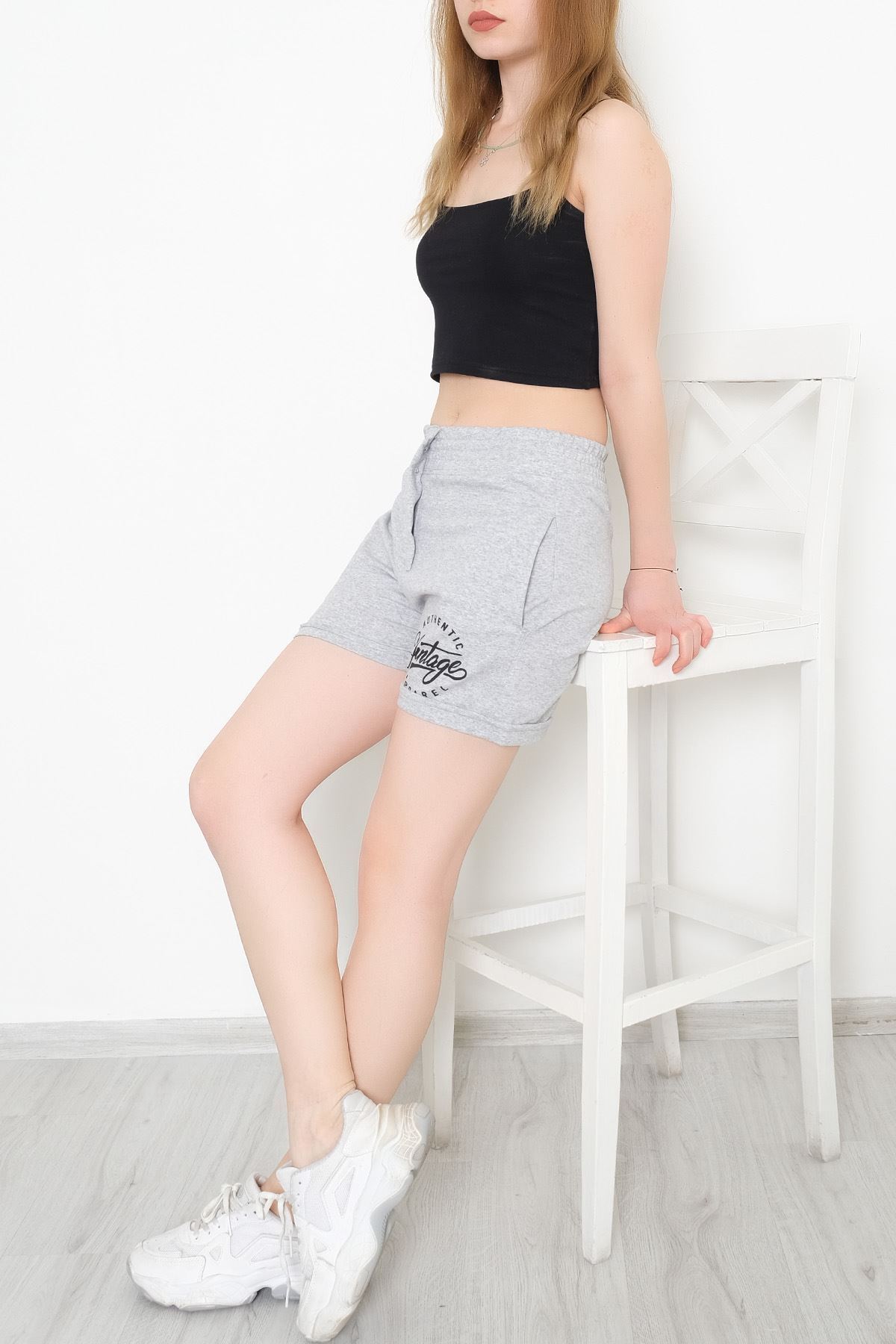 A model wears HAV11708 - Front Printed Snap Snap Shorts Gray - 330183.1608., wholesale Shorts of Helin Avşar to display at Lonca