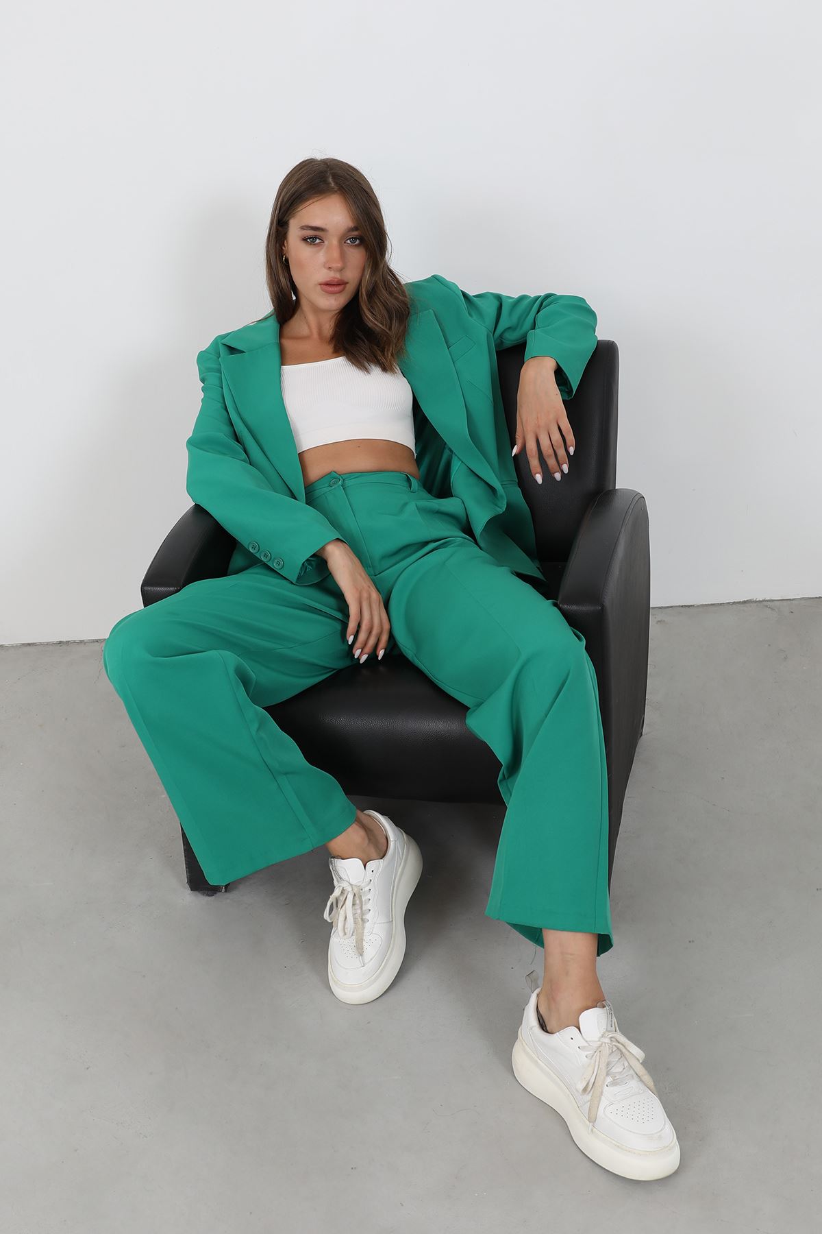 A wholesale clothing model wears Suit - Dark Green, Turkish wholesale Suit of Helin Avşar