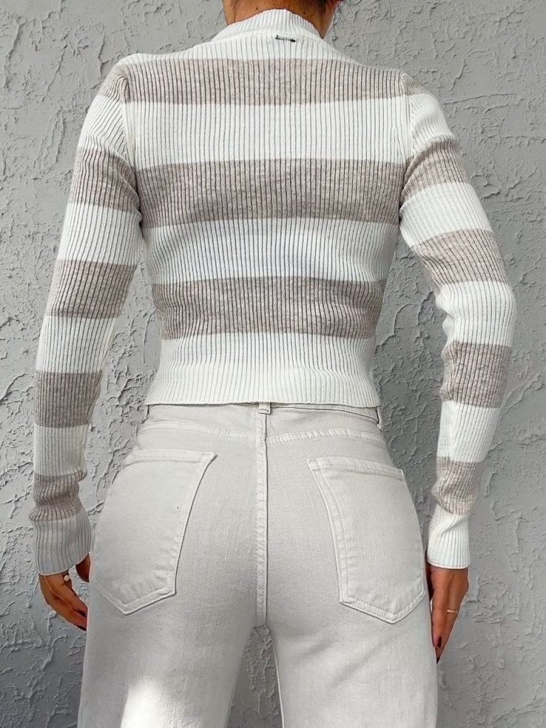 A model wears JAN11446 - Women's Long Sleeve Line Detail Knitwear Blouse - White, wholesale Blouse of Janes to display at Lonca