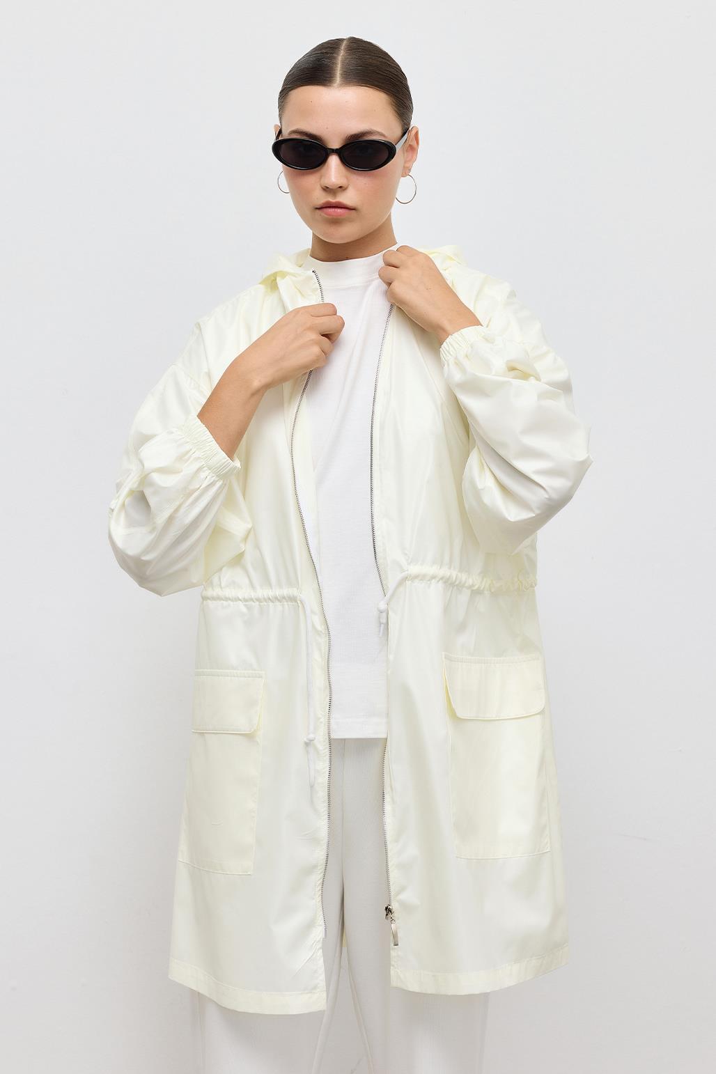A wholesale clothing model wears Hooded Raincoat Ecru, Turkish wholesale Raincoat of Kadriye Baştürk