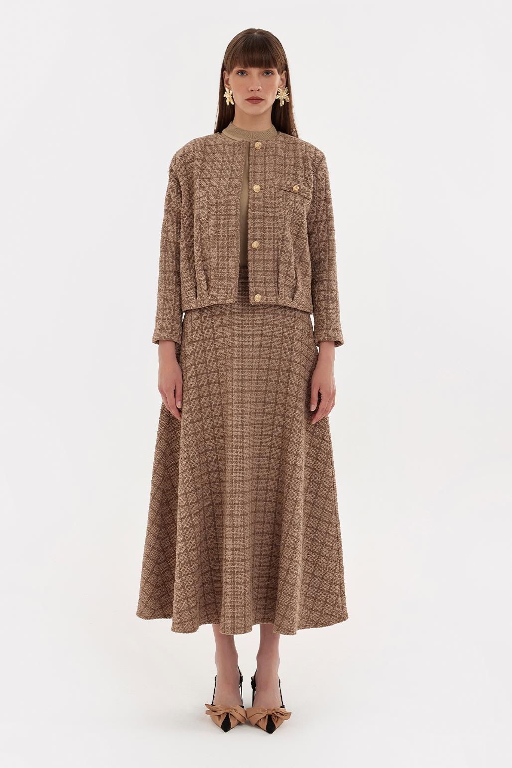 A wholesale clothing model wears Tweed Jacket And Skirt Set Mink, Turkish wholesale Suit of Kadriye Baştürk