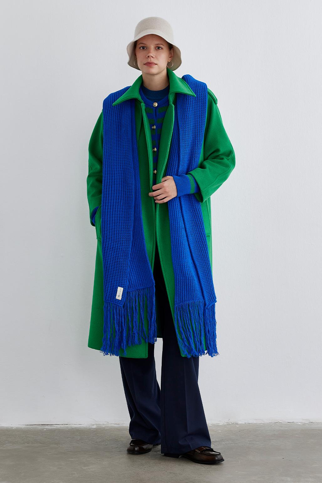 A wholesale clothing model wears Knitwear Long Scarf With Fringe Green, Turkish wholesale Scarf of Kadriye Baştürk