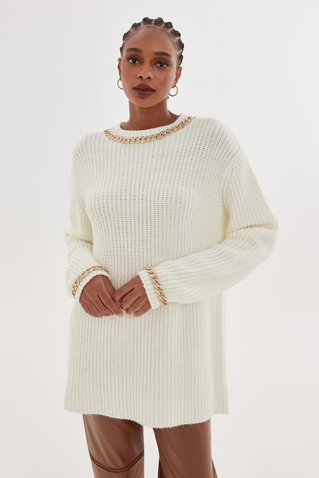 A wholesale clothing model wears Knitwear Sweater With Chain Embroidery Ecru, Turkish wholesale Sweater of Kadriye Baştürk