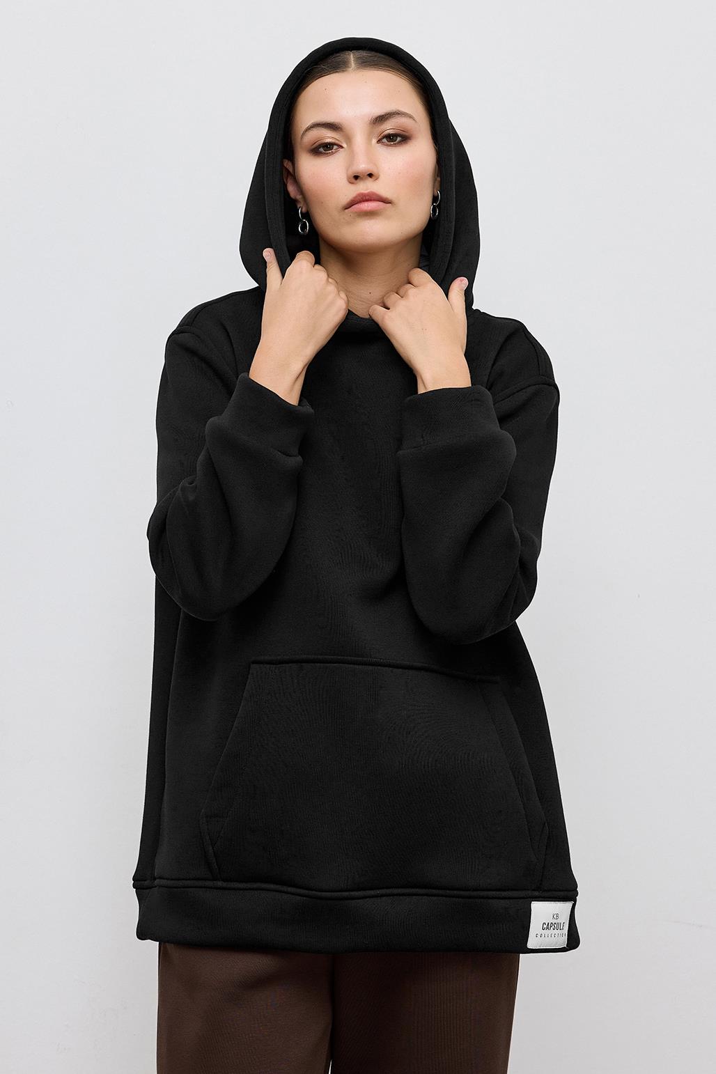 A wholesale clothing model wears Fleece Hooded Sweatshirt With Pockets - Black, Turkish wholesale Hoodie of Kadriye Baştürk