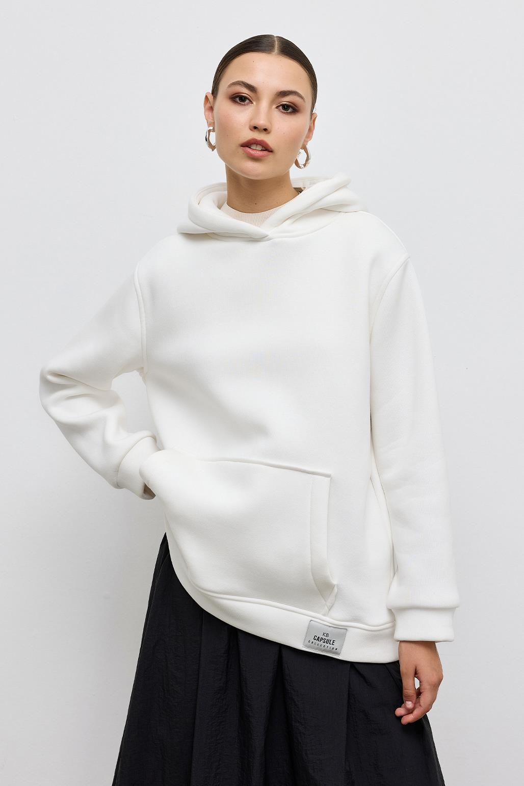 A wholesale clothing model wears Pocket Fleece Hooded Sweatshirt - Ecru, Turkish wholesale Hoodie of Kadriye Baştürk