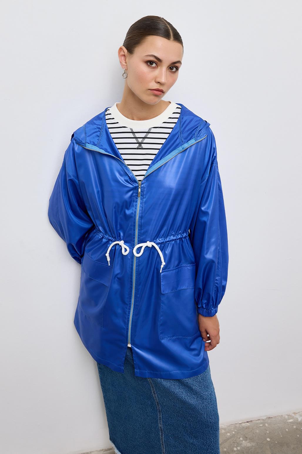 A wholesale clothing model wears Hooded Raincoat - Saks, Turkish wholesale Raincoat of Kadriye Baştürk