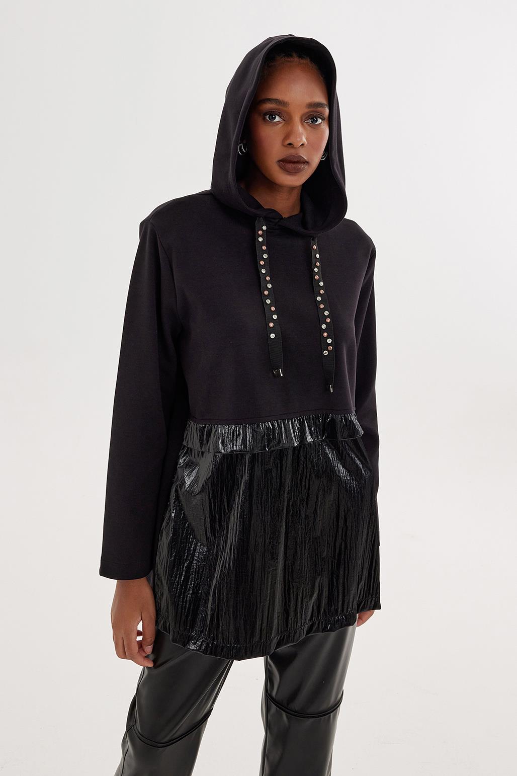 A wholesale clothing model wears Hooded Garnished Sweat - Black, Turkish wholesale Hoodie of Kadriye Baştürk