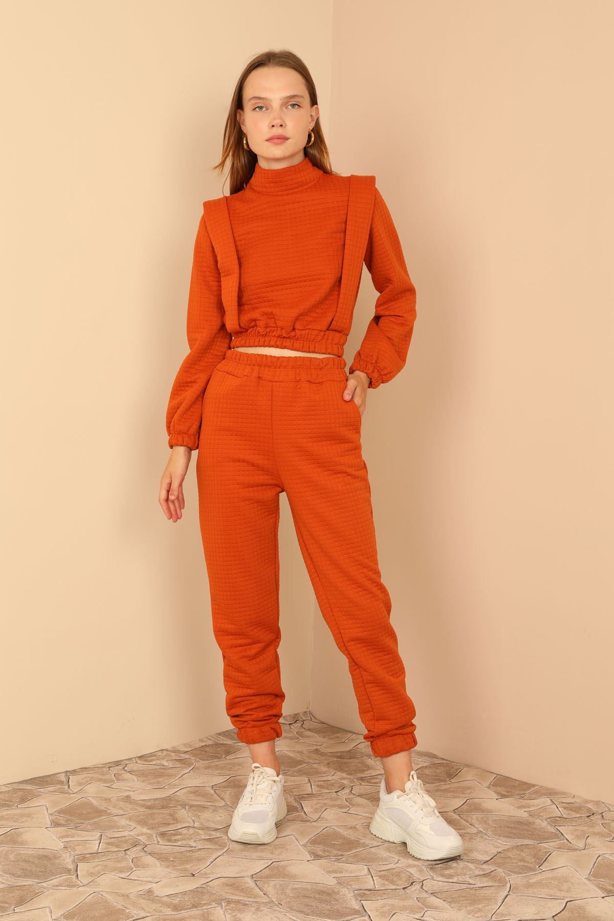 A wholesale clothing model wears Tracksuit - Cinnamon, Turkish wholesale Tracksuit of Kaktus Moda