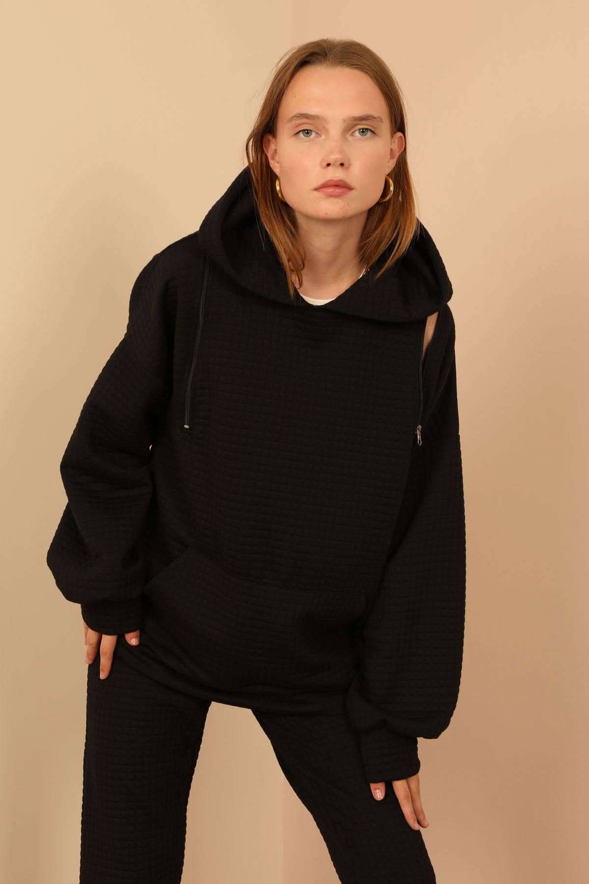 A wholesale clothing model wears Sweatshirt - Black, Turkish wholesale Hoodie of Kaktus Moda