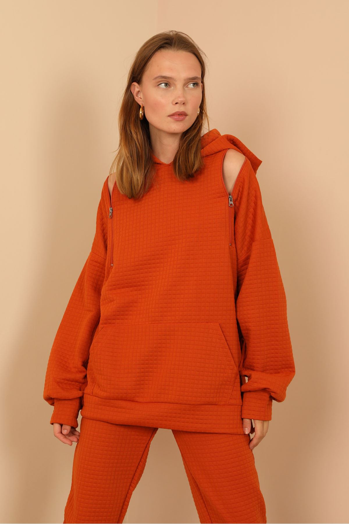 A wholesale clothing model wears Sweatshirt - Cinnamon, Turkish wholesale Hoodie of Kaktus Moda