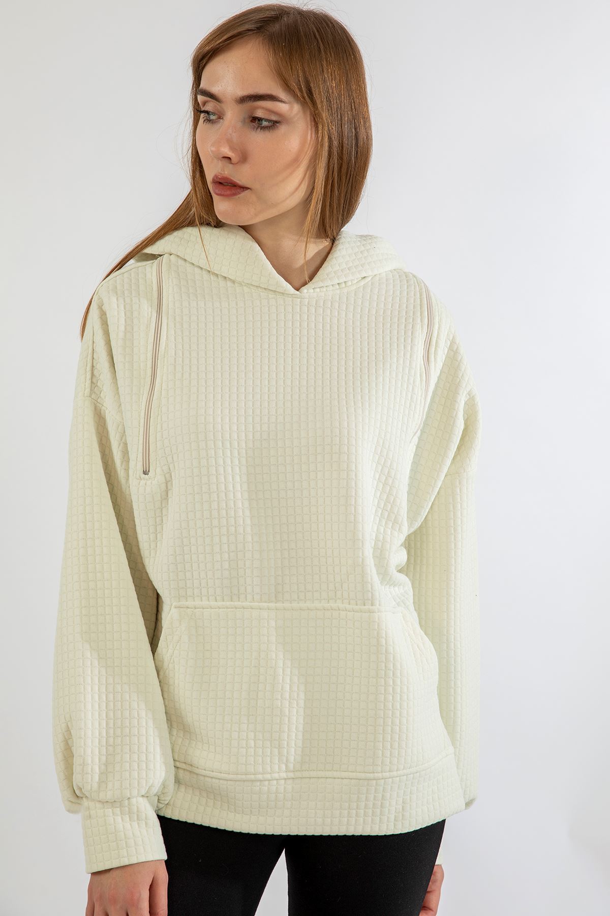A wholesale clothing model wears Sweatshirt - Ecru, Turkish wholesale Hoodie of Kaktus Moda