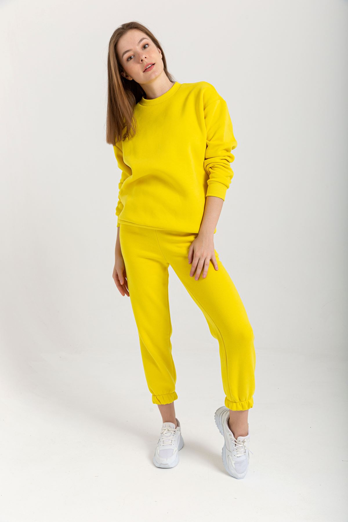 A wholesale clothing model wears Pants - Yellow, Turkish wholesale Pants of Kaktus Moda
