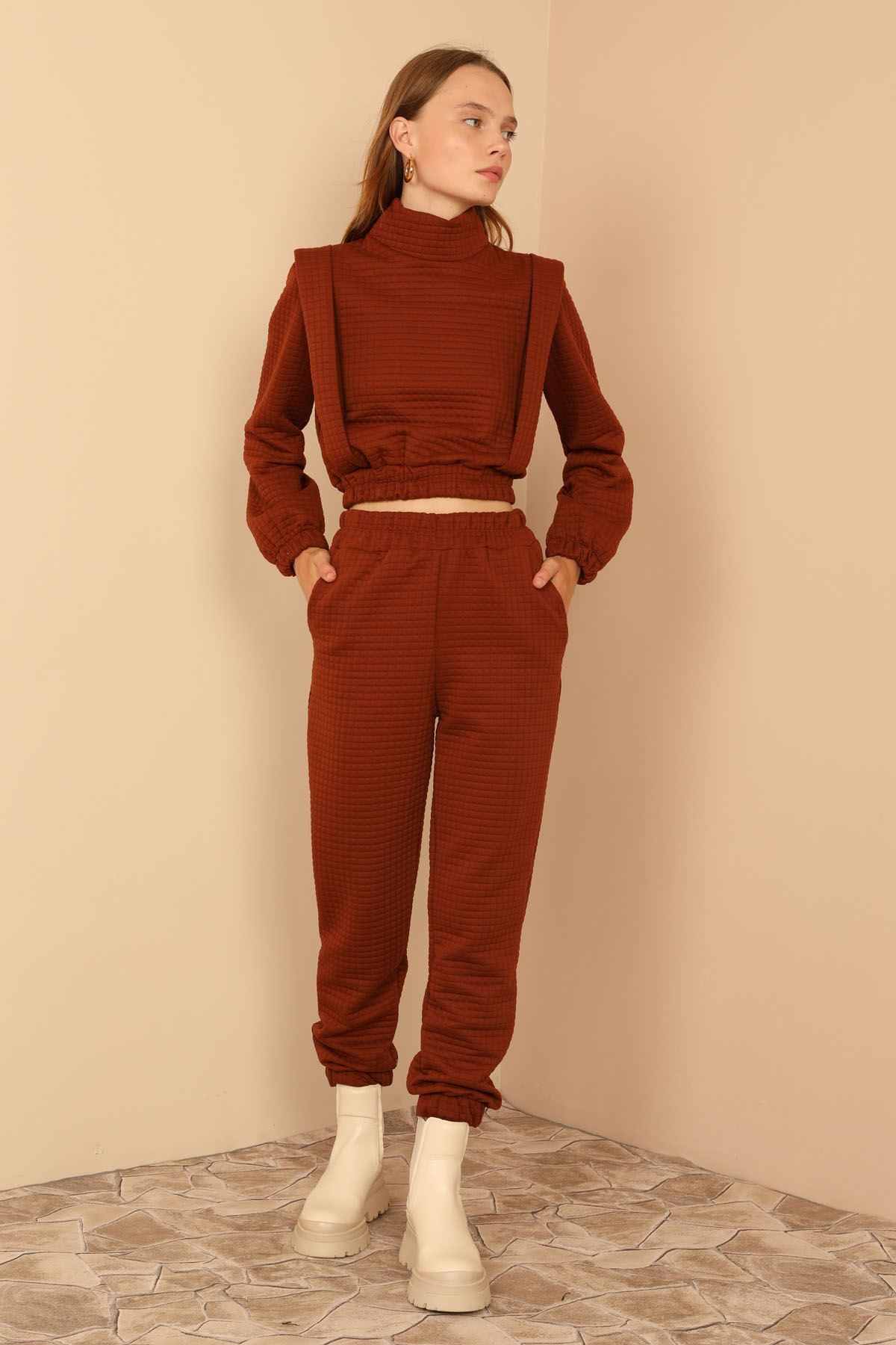 A wholesale clothing model wears Tracksuit - Brown, Turkish wholesale Tracksuit of Kaktus Moda