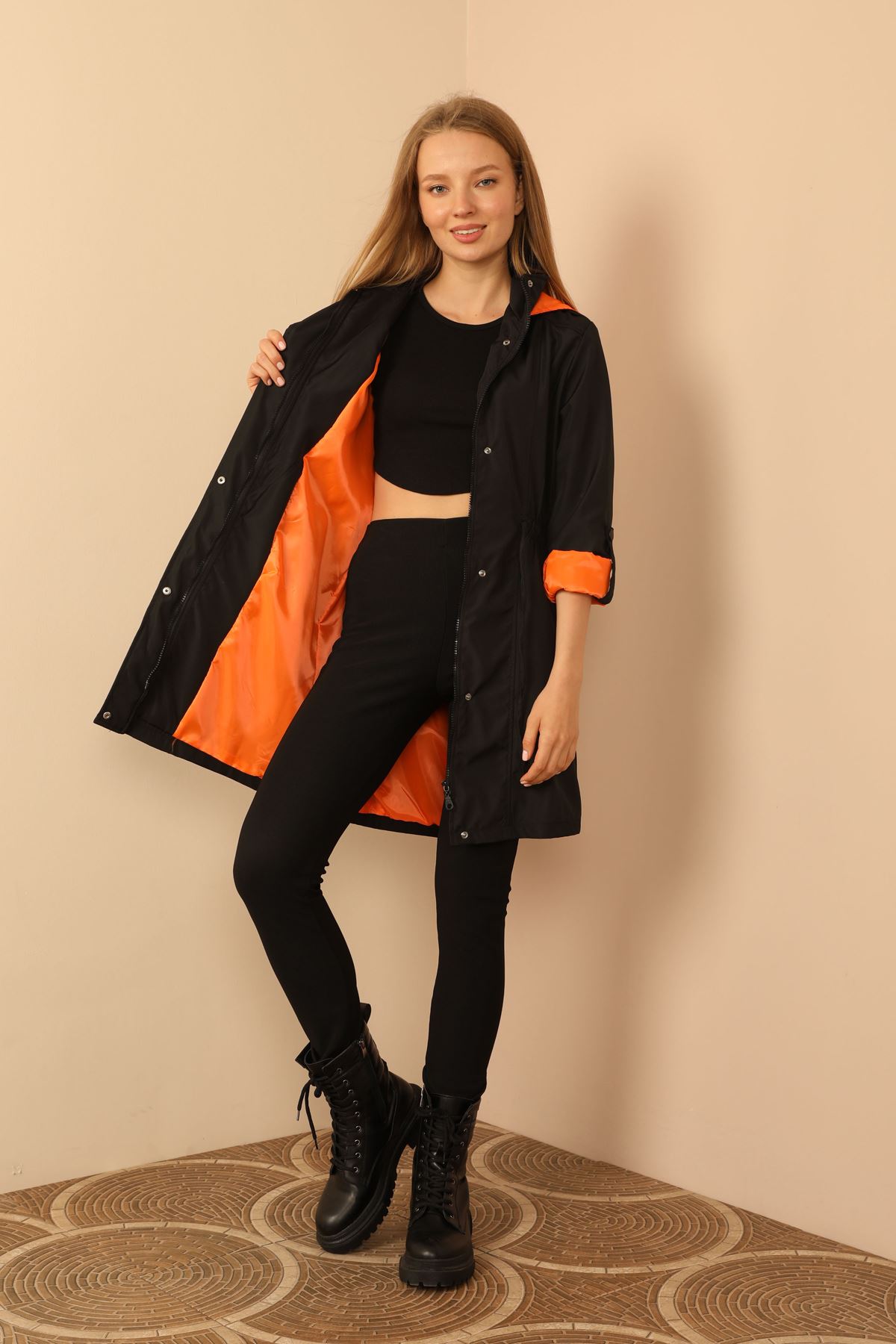 A wholesale clothing model wears Raincoat - Black And Orange, Turkish wholesale Raincoat of Kaktus Moda