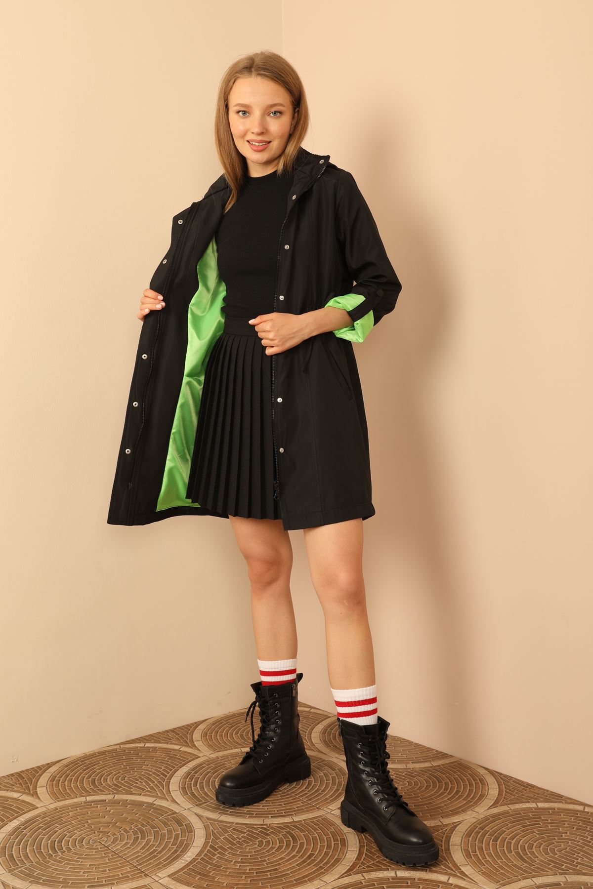 A wholesale clothing model wears Raincoat - Black And Green, Turkish wholesale Raincoat of Kaktus Moda
