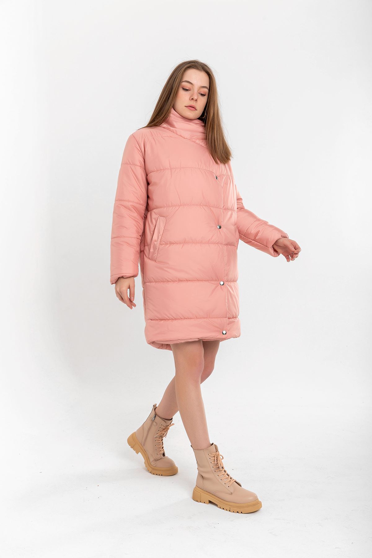 A wholesale clothing model wears Coat - Powder Pink, Turkish wholesale Coat of Kaktus Moda