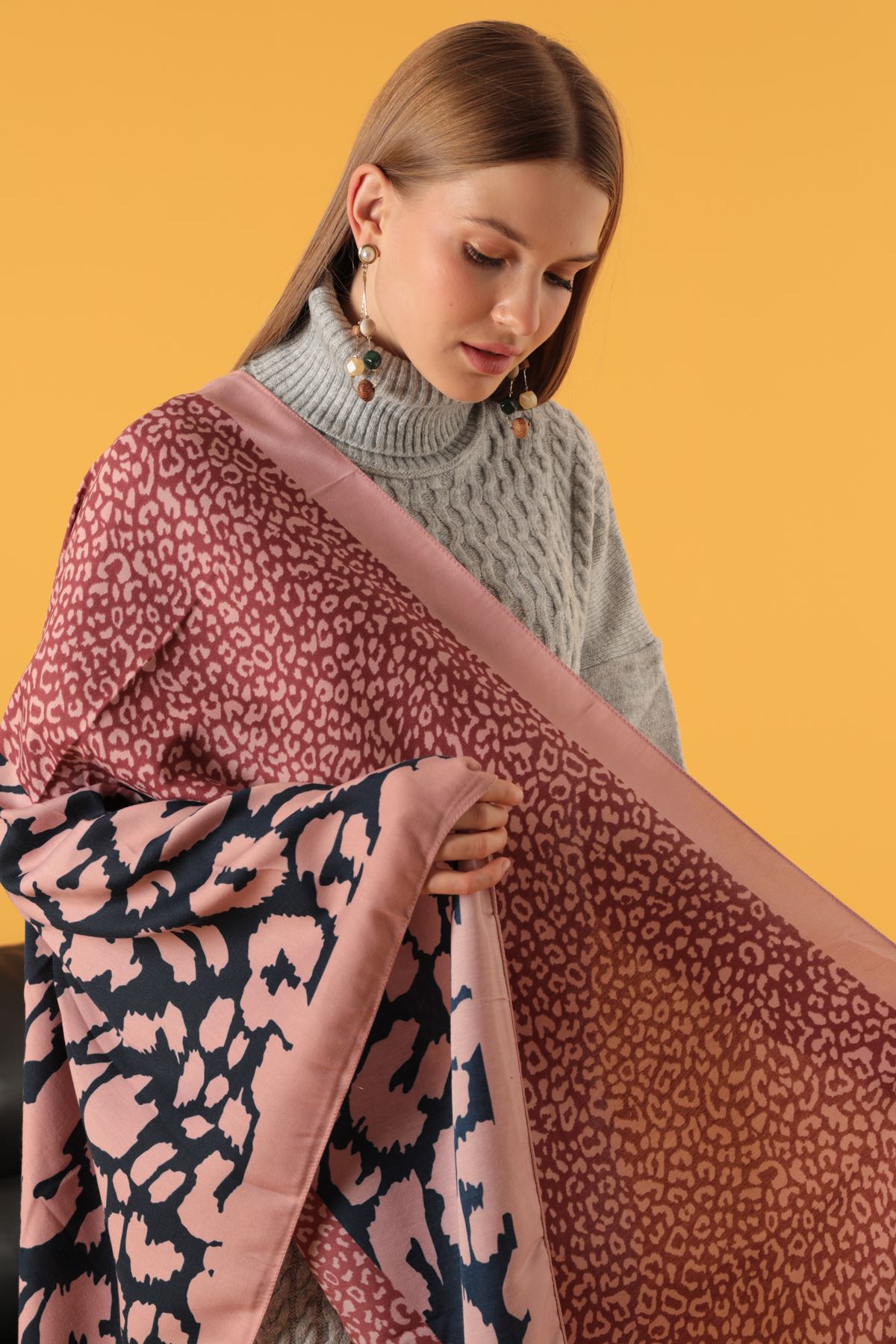 A model wears KAM11738 - Patchwork Leopard Patterned Women's Shawl - Pink, wholesale Shawl of Kaktus Moda to display at Lonca