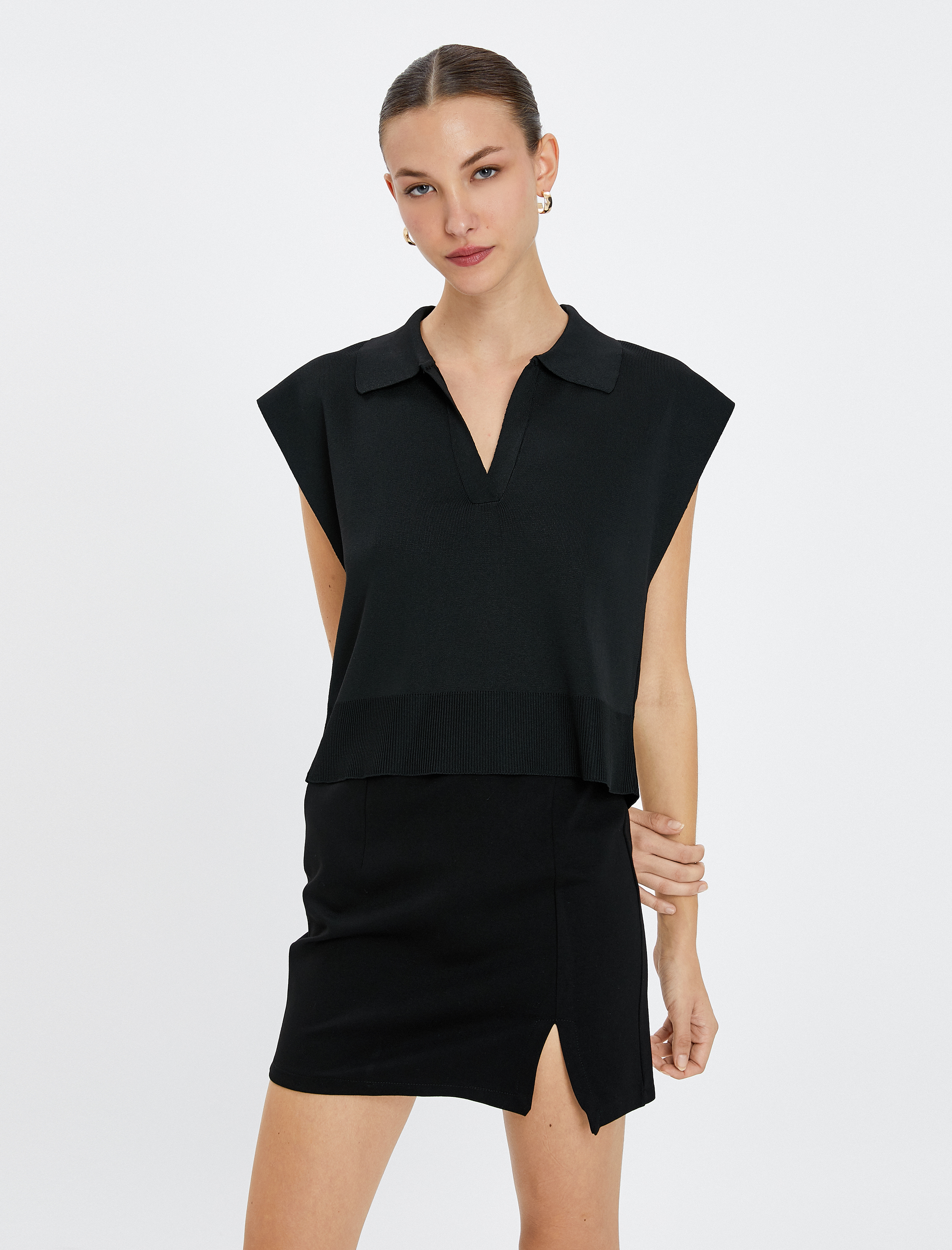 A wholesale clothing model wears ktn10221-skirt-black, Turkish wholesale Skirt of Koton