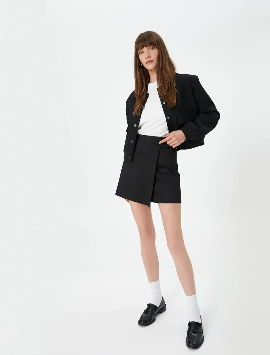 A wholesale clothing model wears Capped Normal Waist Cotton Mini Short Skirt - Black, Turkish wholesale Skirt of Koton