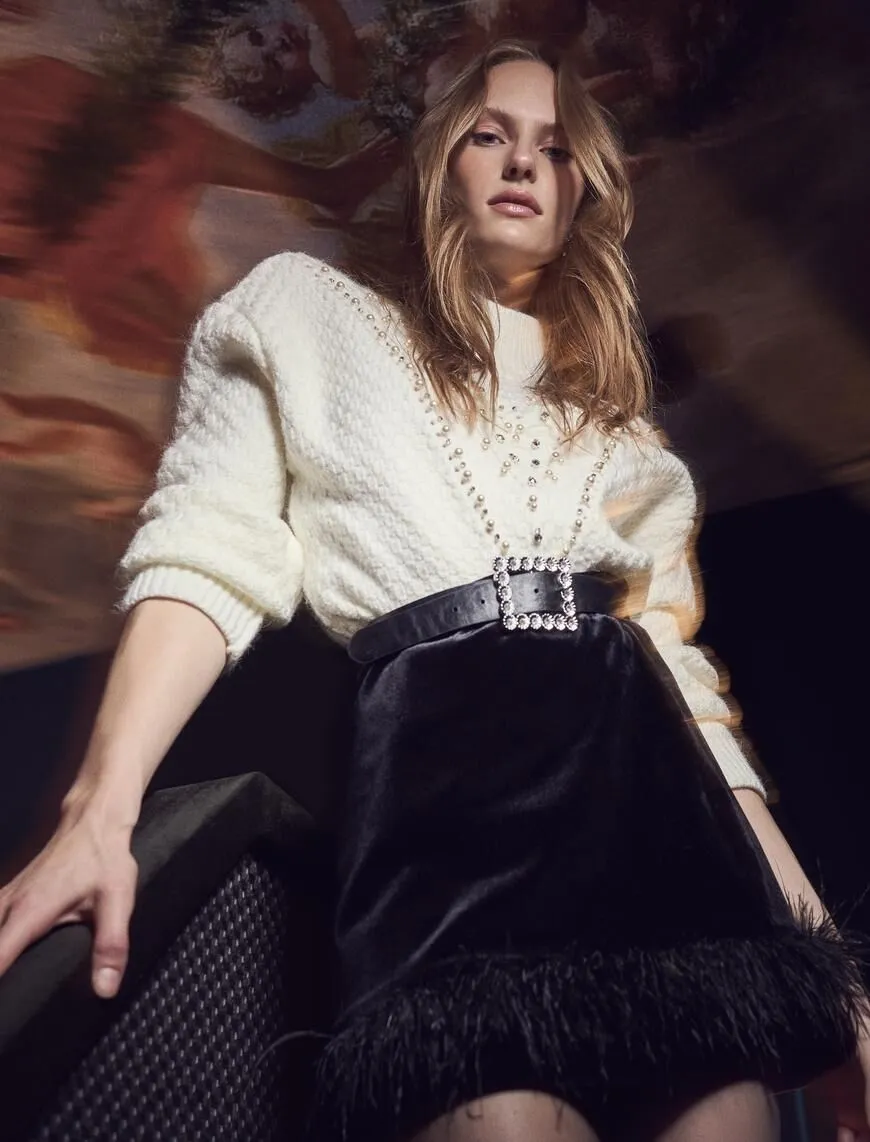 A wholesale clothing model wears Mini Velvet Skirt With Otriş Detail - Black, Turkish wholesale Skirt of Koton