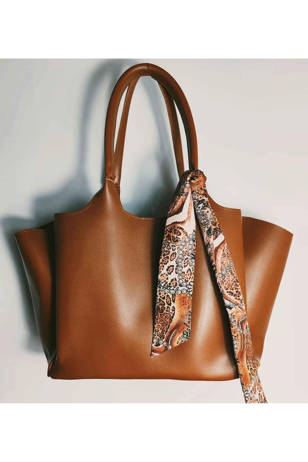 A wholesale clothing model wears Kuxo Shawl Detailed Handbag, Turkish wholesale Bag of Kuxo