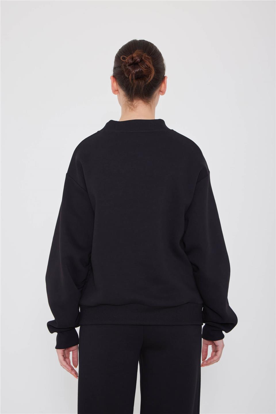 A wholesale clothing model wears Crop Sweat Wıth Zıpper Neck Deep Ink Black - Siyah, Turkish wholesale Sweatshirt of Lefon