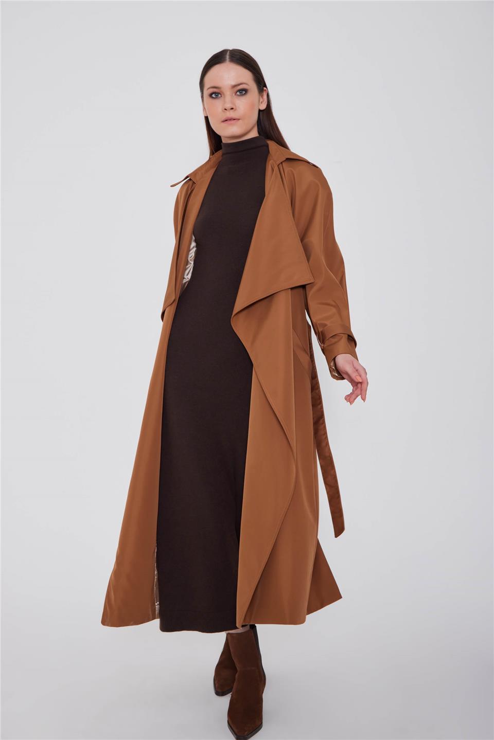 A wholesale clothing model wears Trench Coat Wıth Bıg Collar Gobi Desert  - Sütlü Kahve, Turkish wholesale Trenchcoat of Lefon