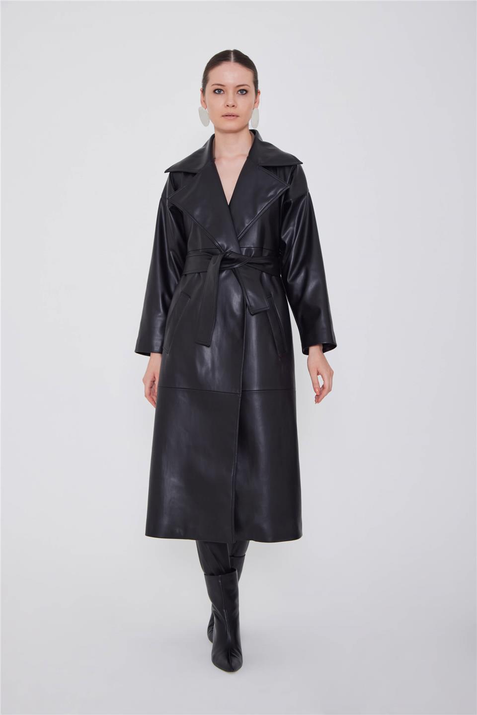 A wholesale clothing model wears Pu Leather Trenchcoat Deep Ink Black - Siyah, Turkish wholesale Trenchcoat of Lefon