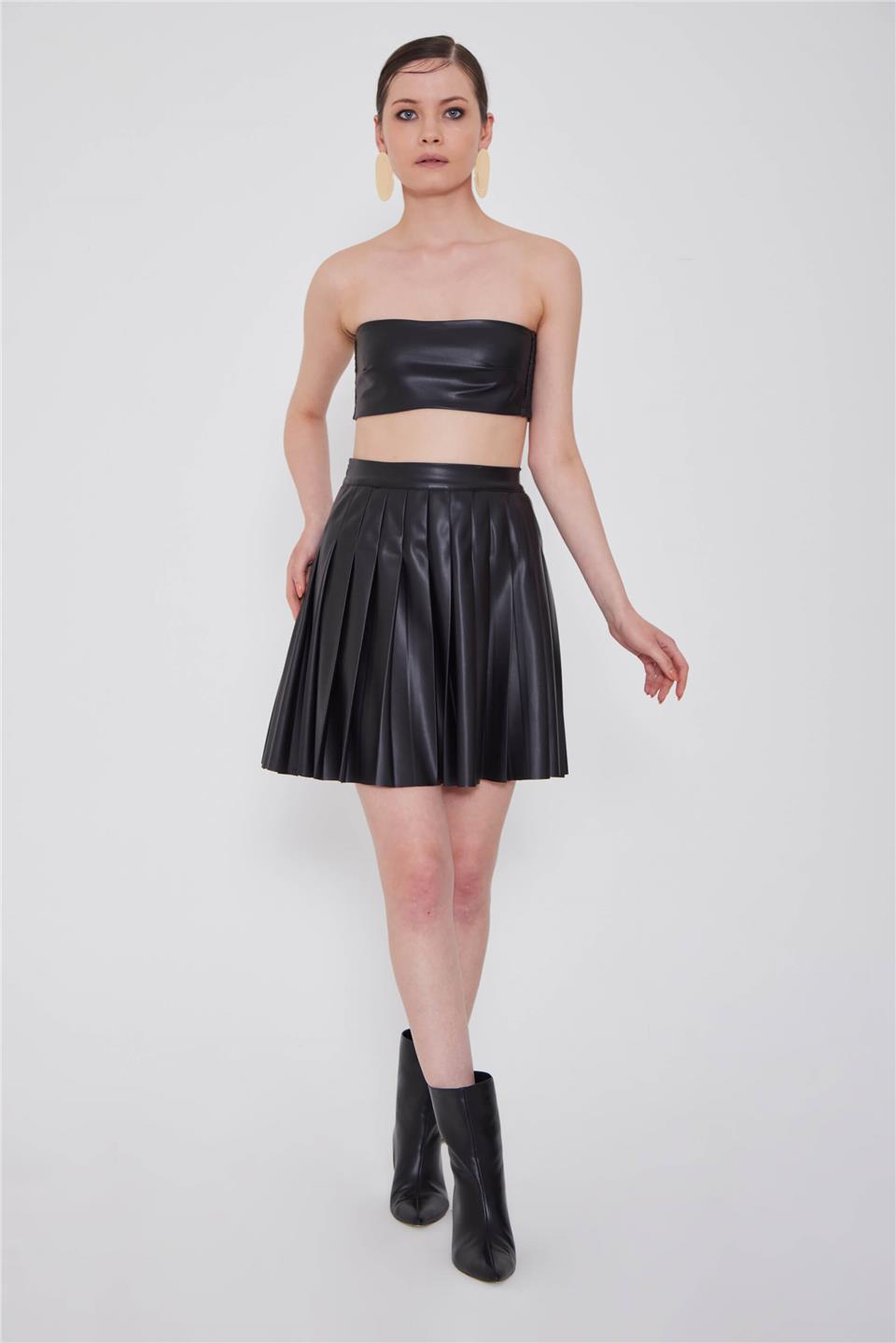 A model wears LFN10765 - Pu Leather Mını Pleat Skırt Deep Ink Black - Siyah, wholesale Skirt of Lefon to display at Lonca