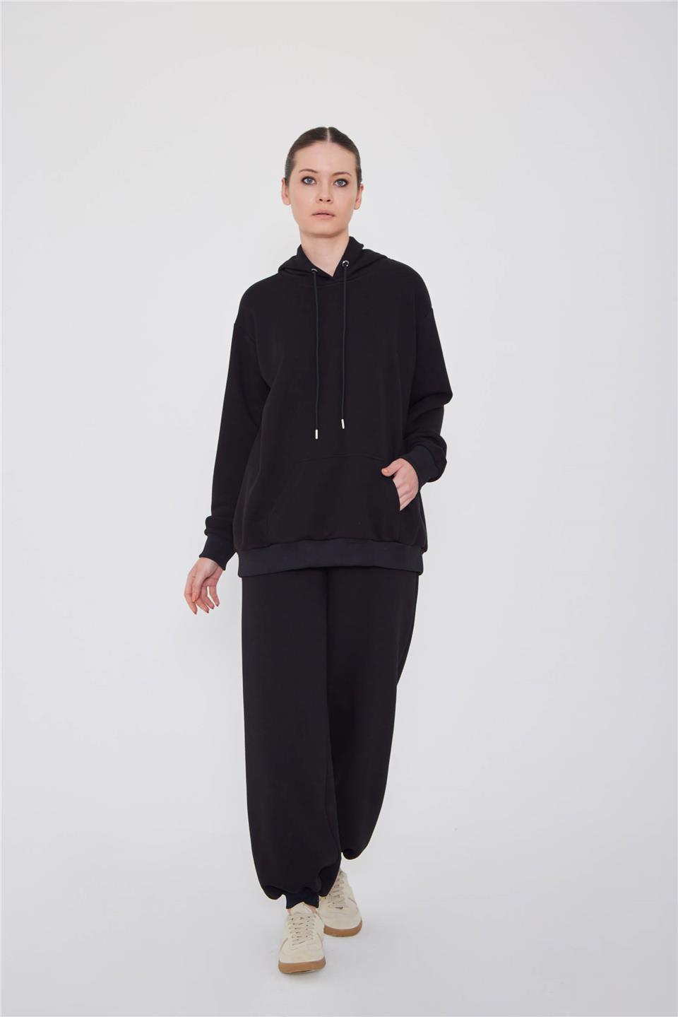 A wholesale clothing model wears Oversızed Long Hoodıe Deep Ink Black - Siyah, Turkish wholesale Sweatshirt of Lefon