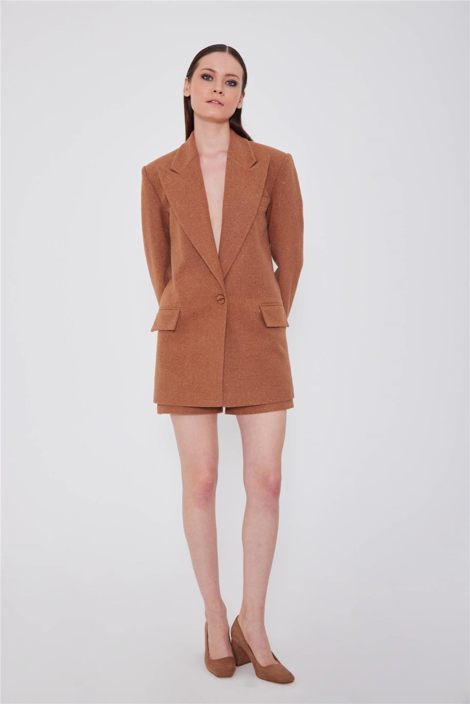 A model wears LFN10786 - Fleece Long Blazer Gobi Desert  - Sütlü Kahve, wholesale Jacket of Lefon to display at Lonca