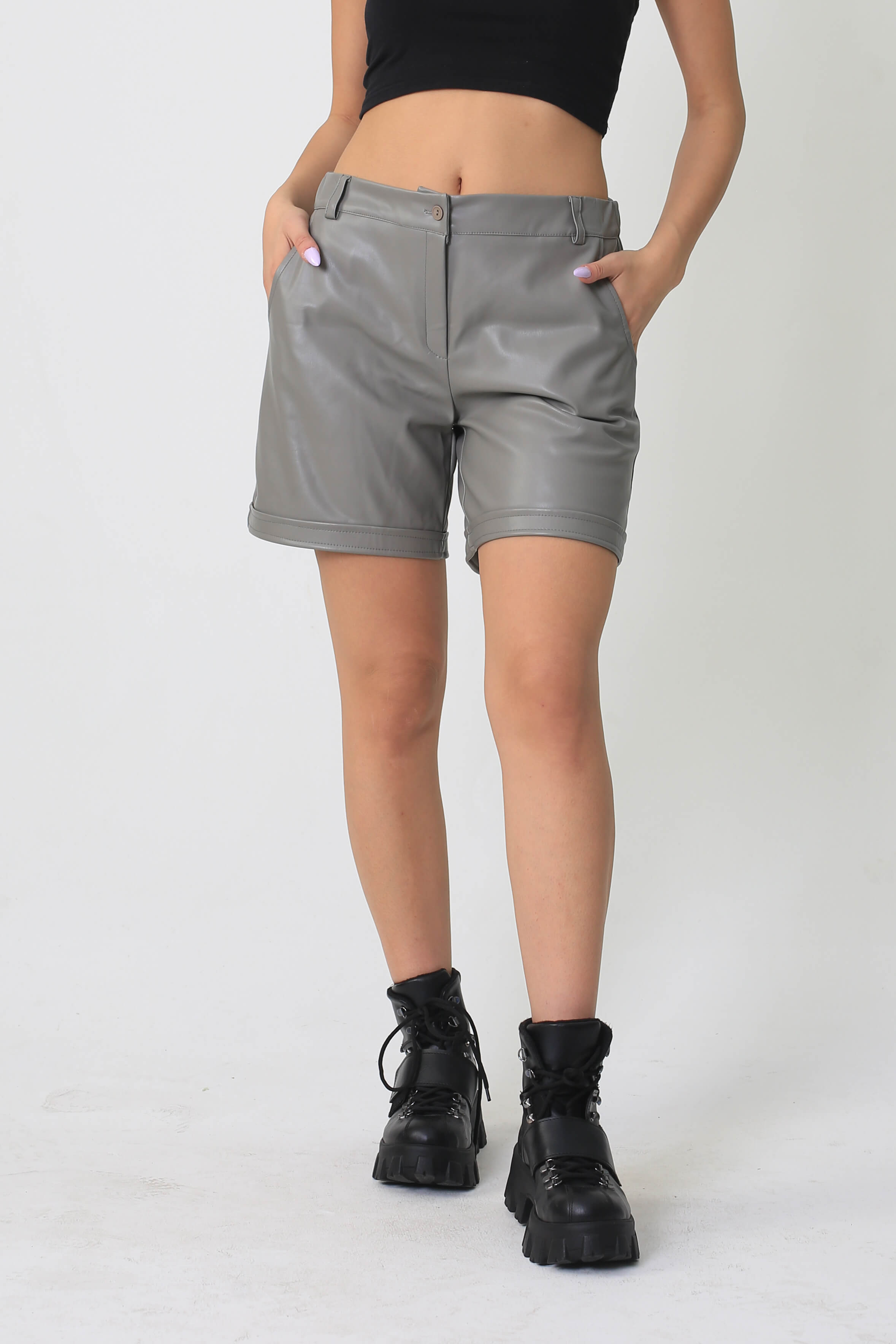 A wholesale clothing model wears Pocket Detailed Leather Shorts Aysl101 - - Gray, Turkish wholesale Shorts of Mode Roy