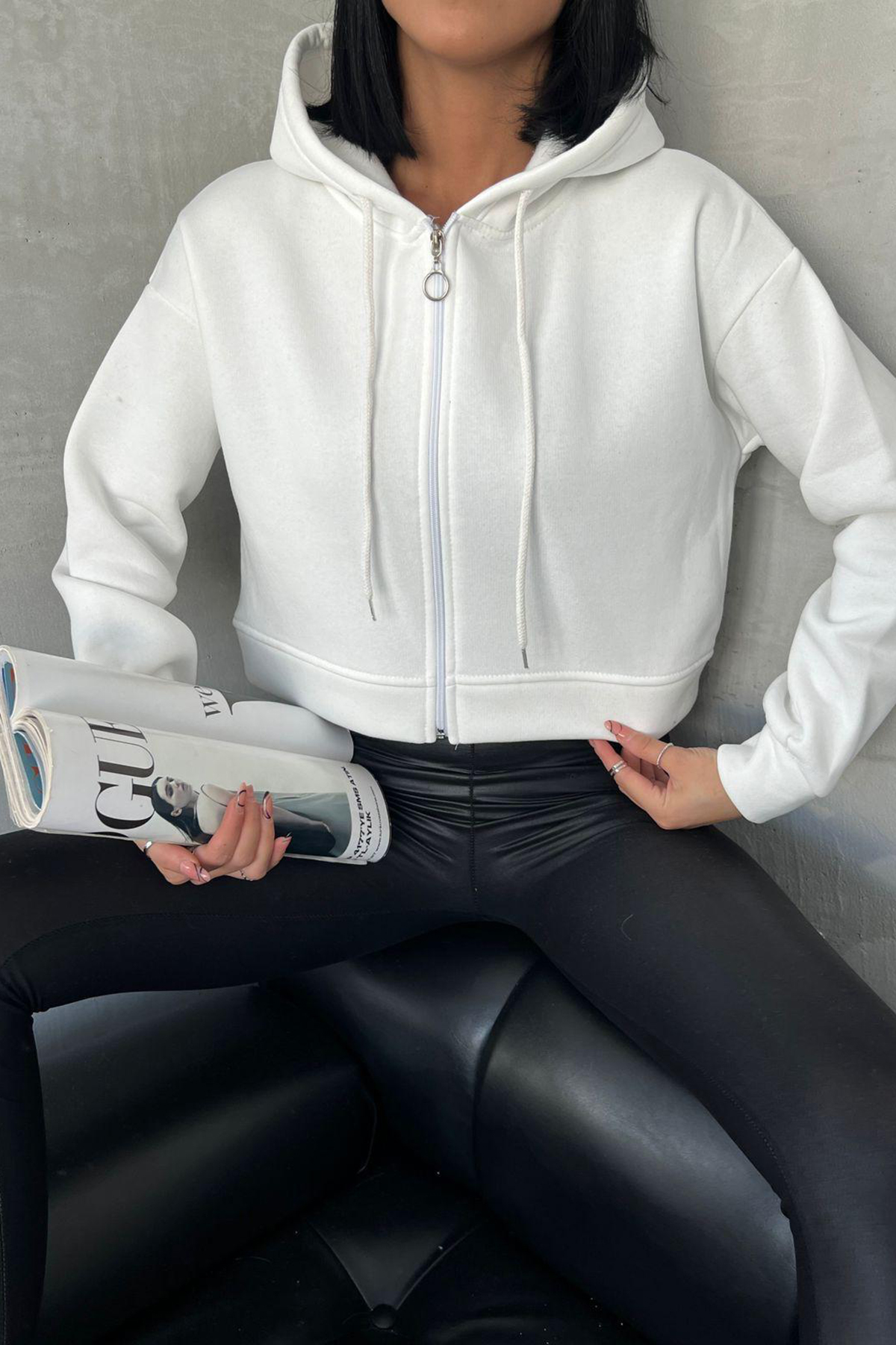 A wholesale clothing model wears Hooded Short Sweatshirt Gts025 - - Ecru, Turkish wholesale Sweatshirt of Mode Roy