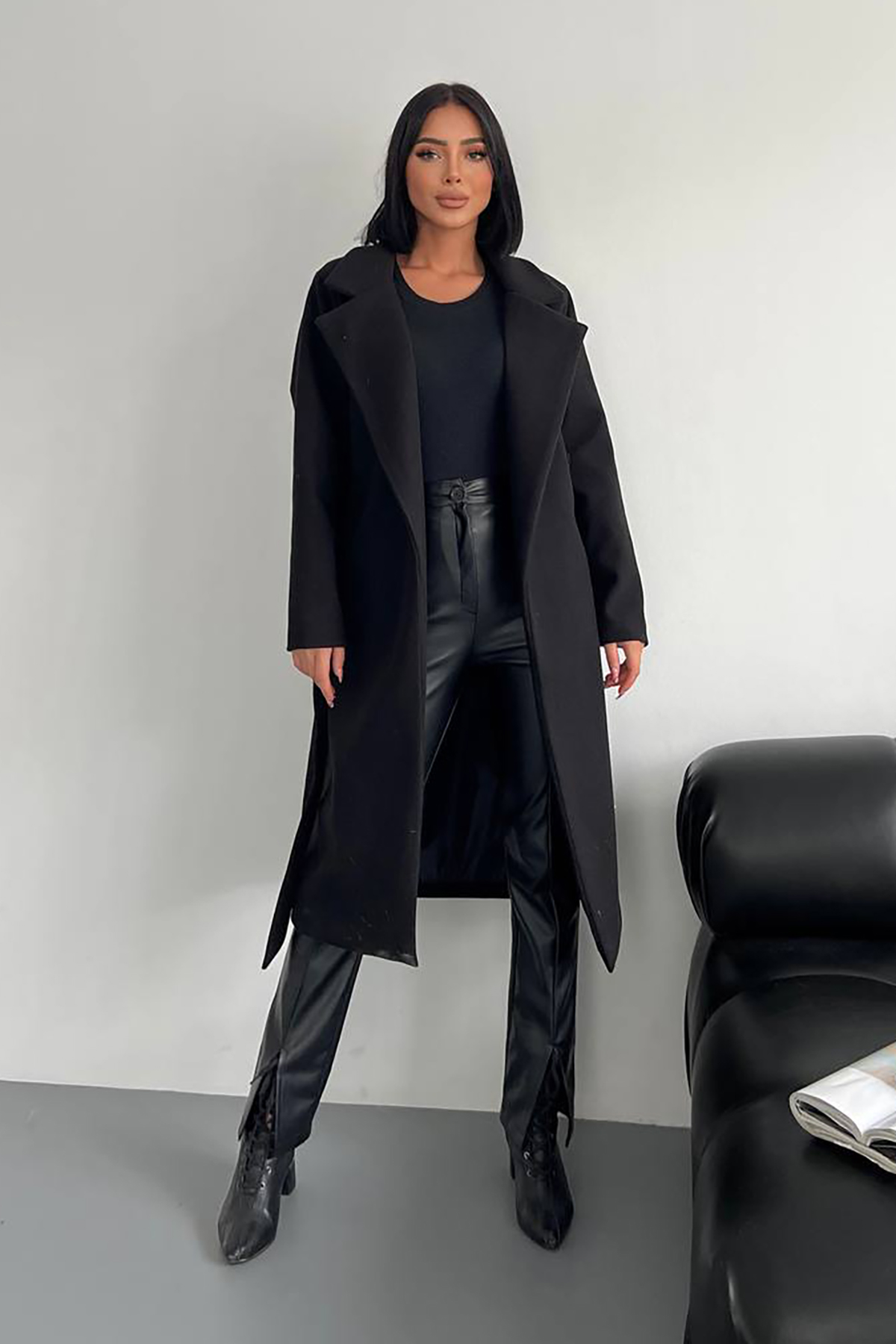 A wholesale clothing model wears Bella Belted Cashmere Coat Gts026 - - Black, Turkish wholesale Coat of Mode Roy